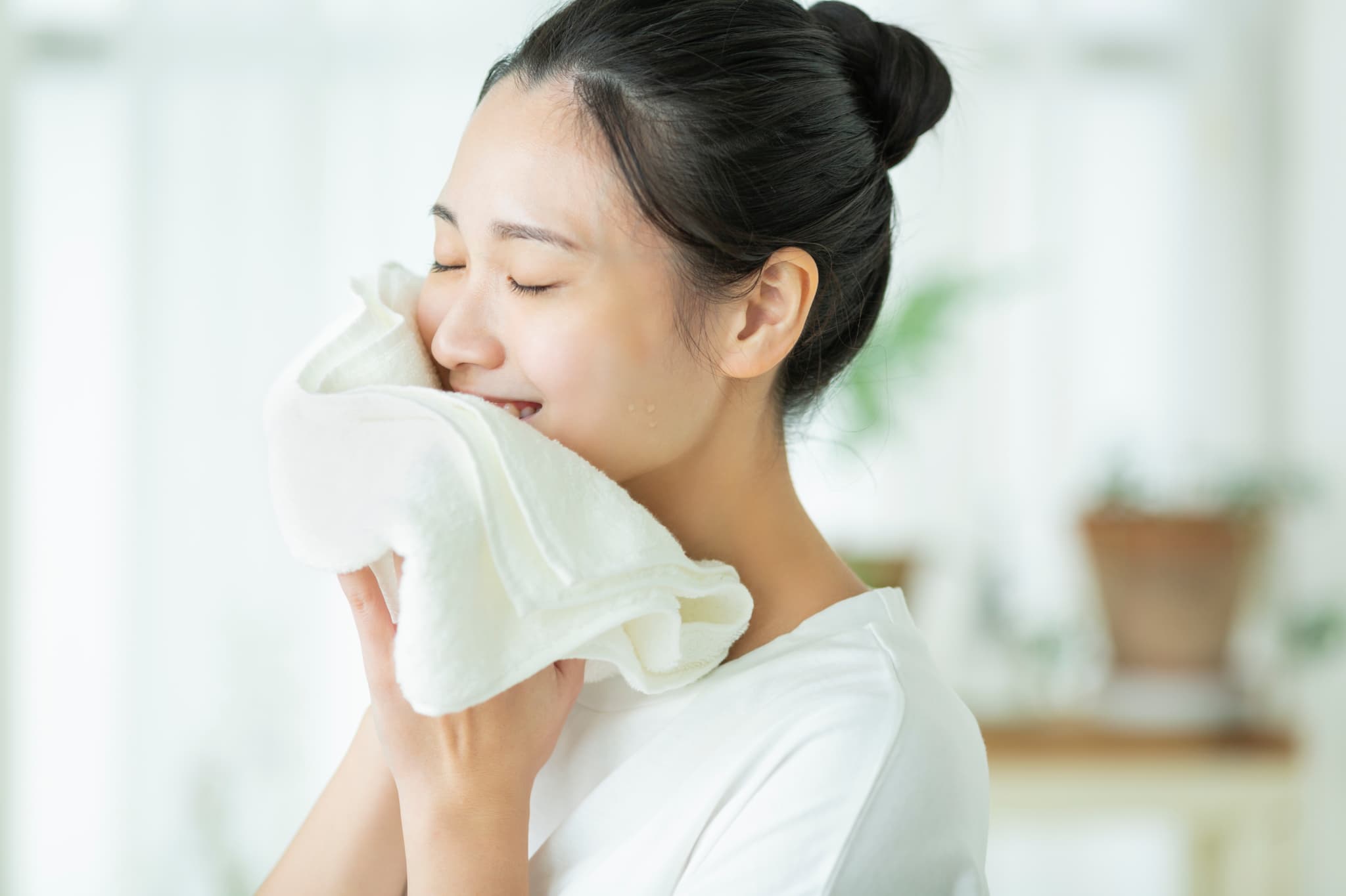 朝洗顔はしたほうがいい？水だけ洗顔の注意点や朝洗顔の正しい方法を解説